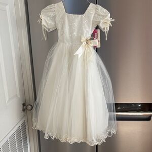 Ivory cream Lace and Tulle Dress with floral accents girls size 5 Flower girl